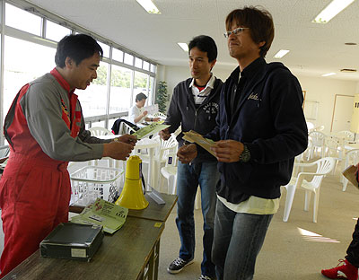  エントリーを済ませます。ゼッケンをもらいます。