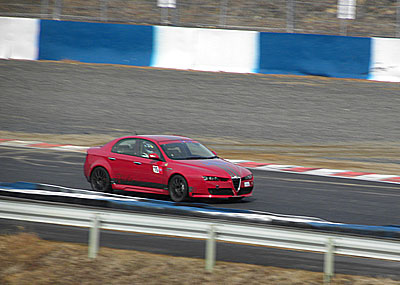 お天気は晴れたり、曇ったり。まだ路面状態の良くないままレースAの予選スタートです。