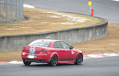 お天気は晴れたり、曇ったり。まだ路面状態の良くないままレースAの予選スタートです。