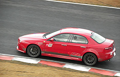 お天気は晴れたり、曇ったり。まだ路面状態の良くないままレースAの予選スタートです。